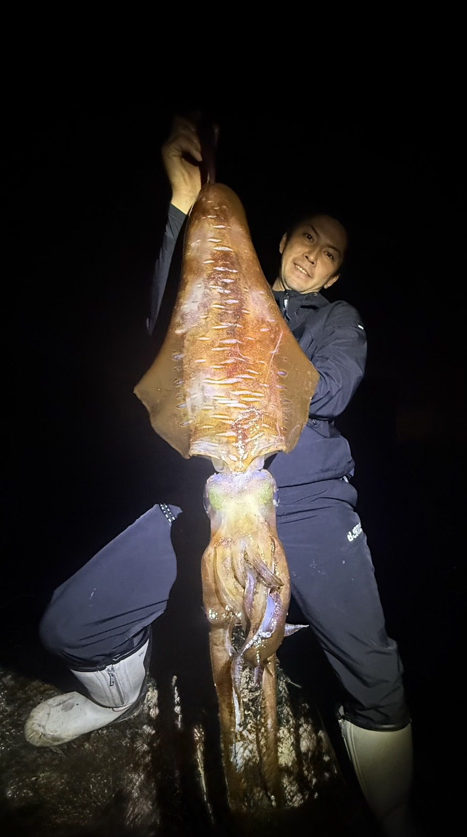 原田手持以 Egi Oita Purapura 7 钓起的大型软丝