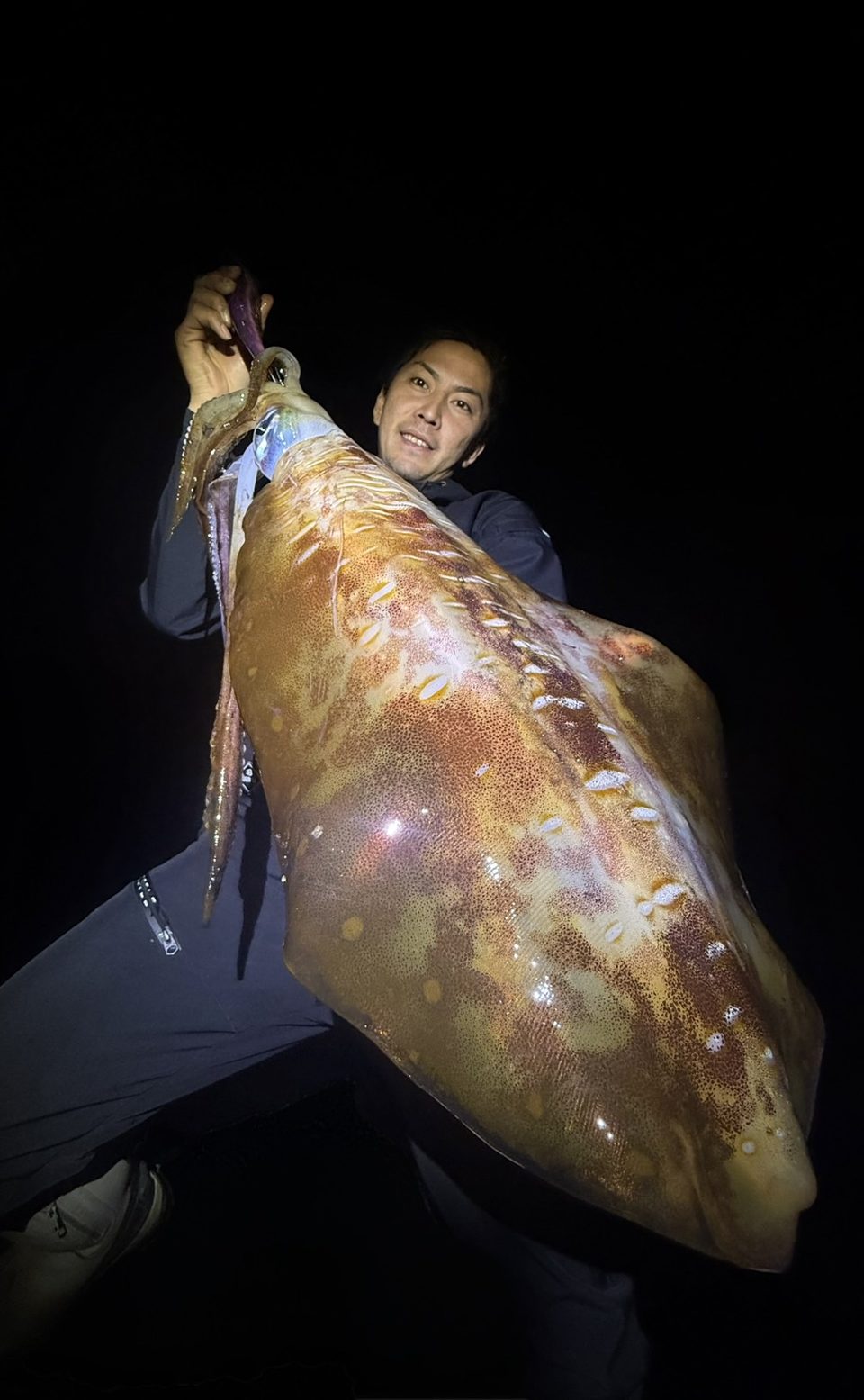 本季最大——以 Egi Oita Purapura 7 钓起的大型软丝那威风凛凛的体型