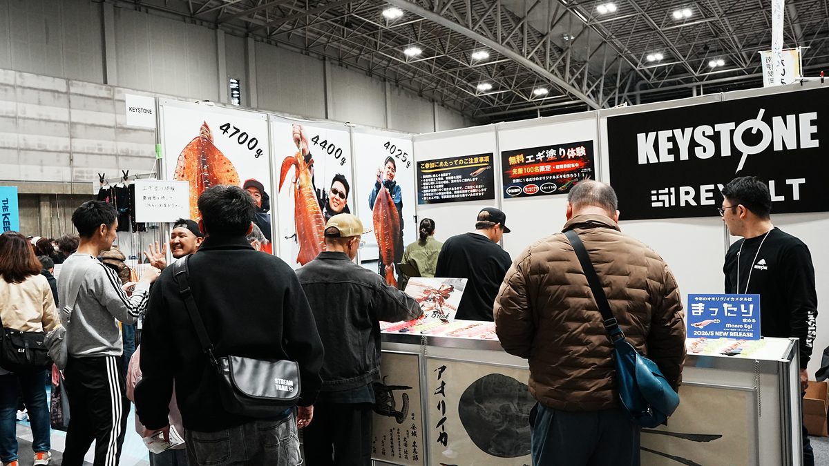 Los visitantes reunidos en el stand de KeyStone: el panel de más de 4 kg y el rincón de experiencia de pintura egi fueron el centro de atención.