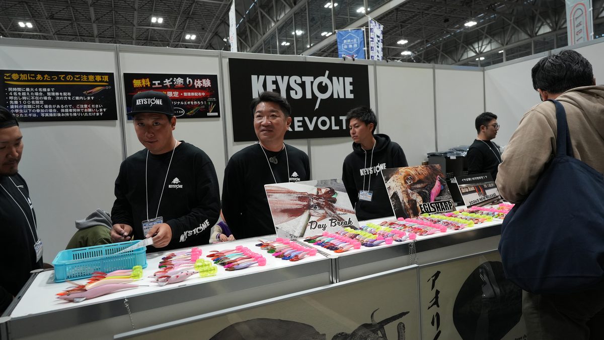 El personal de KeyStone explica los productos: una colorida línea de egi en exhibición