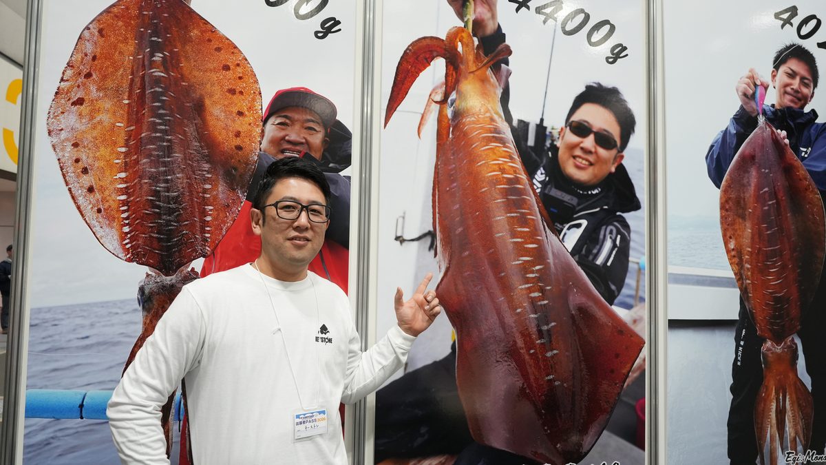 Panel de visualización de un calamar gigante de más de 4 kg: su impacto detuvo a muchos visitantes